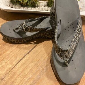 Womens Gray Leopard-Print Thong Sandals size 9